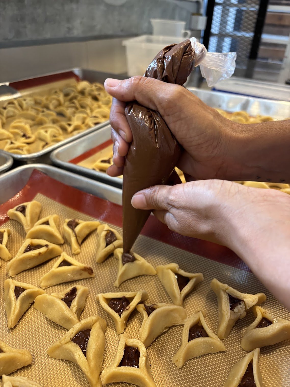 אוזני המן מהמאפייה נמלאות שוקולד / Hamantaschen filled with chocolate, jam and dates