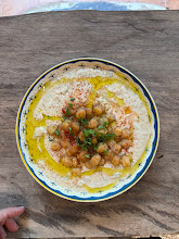 חומוס בית חם עם גרגרי חומוס ושמן זית / Warm house hummus with chickpeas and olive oil