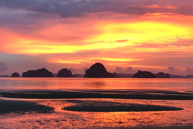 שקיעה ורודה-כתומה מעל איי הים מחוף קלונג מואנג בקראבי